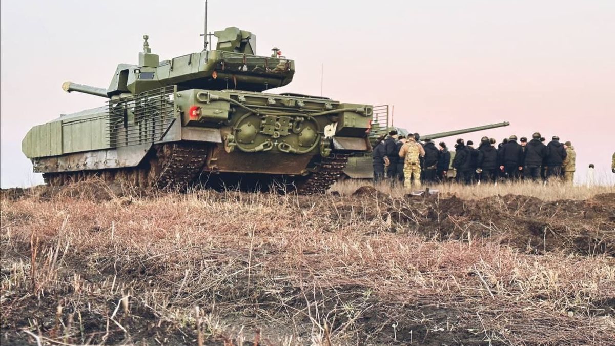 Rusko zvažuje nasadit na Ukrajině své nejmodernější tanky T-14, posádky už s nimi cvičí